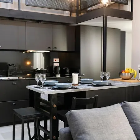 248 Boutique Studios, Gasthuis