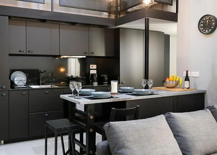 248 Boutique Studios, Pensiune